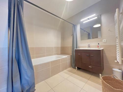 une salle de bain avec une baignoire, un lavabo et une douche dans l'établissement Appartement centre Arcachon, proche plage, 6 couchages, balcon, parking, Wifi inclus - FR-1-474-258, à Arcachon