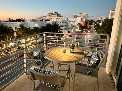 Un balcón o terraza de Boutique Suites 3 min walk to beach