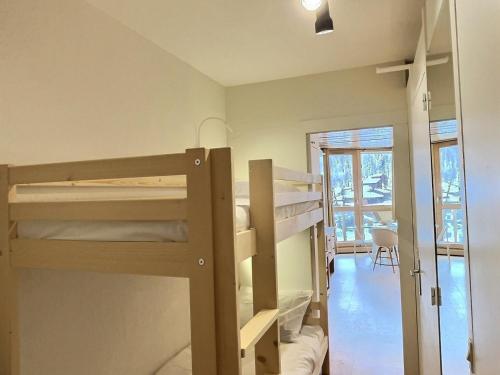 Cette chambre dispose de lits superposés et d'un couloir. dans l'établissement Studio pour 4 personnes à Val-d'Isère, balcon exposé sud - FR-1-411-882, à Val dʼIsère