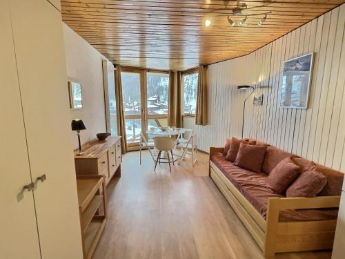 un salon avec un canapé et une table dans l'établissement Studio pour 4 personnes à Val-d'Isère, balcon exposé sud - FR-1-411-882, à Val dʼIsère