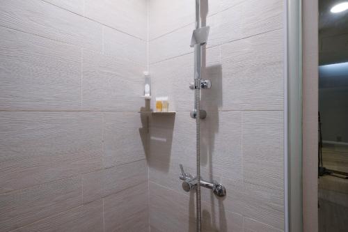 Ένα μπάνιο στο CHECK inn Taipei Xinyi