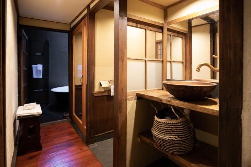 塩尻市にあるLA TERRA NAGANOーVacation STAY 80689vのバスルーム(木製の洗面台、トイレ付)