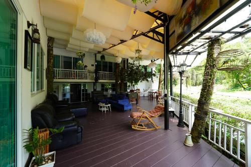 Un balcón o terraza en Tropical Oasis Aoyon Beach House