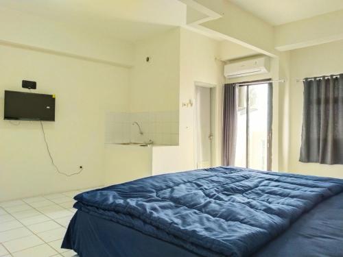 Ένα ή περισσότερα κρεβάτια σε δωμάτιο στο Room 88 Kemang View Apartment Tower Flamboyant
