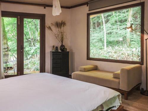 a bedroom with a large bed and a window at LATERAL - Vacation STAY 36594v in Shiojiri