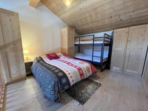 - une chambre avec un lit et des lits superposés dans l'établissement Confort moderne avec mezzanine près du téléphérique - FR-1-464-247, à Pralognan-la-Vanoise