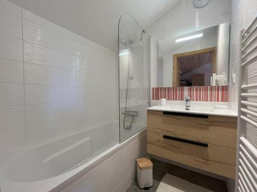 une salle de bain blanche avec un lavabo et une douche dans l'établissement Confort moderne avec mezzanine près du téléphérique - FR-1-464-247, à Pralognan-la-Vanoise
