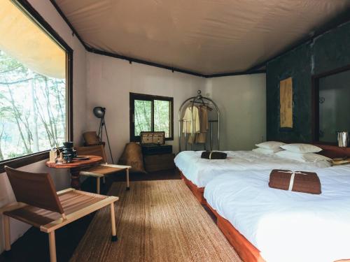 a bedroom with two beds and a table and a chair at LATERAL - Vacation STAY 36610v in Shiojiri