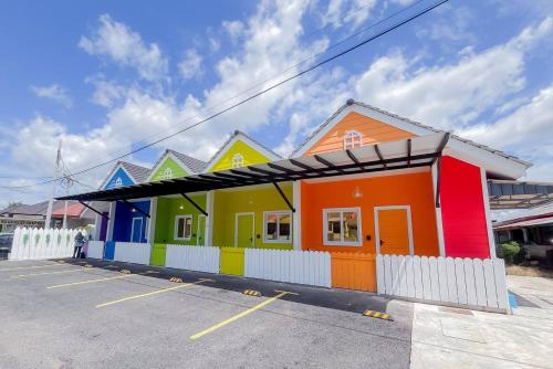 タナ・メラにあるAuranad TinyHouse bandar Tanah Merah Wifi Netflixの駐車場内の色彩豊かな家並み