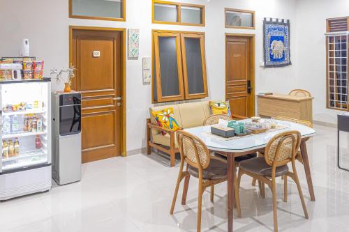 Η κουζίνα ή μικρή κουζίνα στο RedDoorz at Uma Arda Hometown