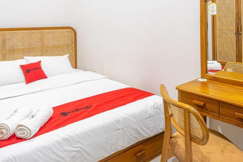 Ένα ή περισσότερα κρεβάτια σε δωμάτιο στο RedDoorz at Uma Arda Hometown