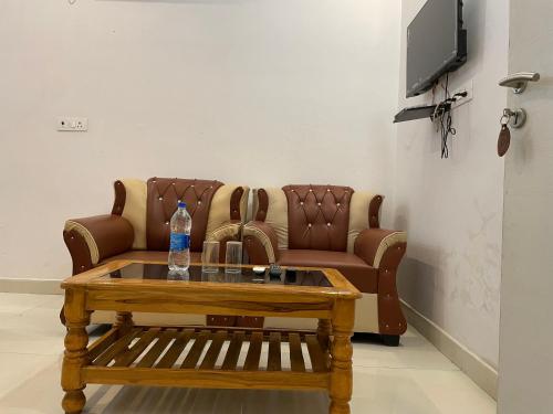 a living room with a couch and a coffee table at Hotel kaushalendra palace ,Rajgir in Rājgīr