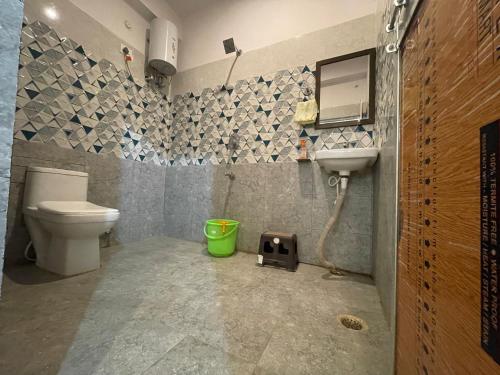 a bathroom with a toilet and a sink at Hotel kaushalendra palace ,Rajgir in Rājgīr