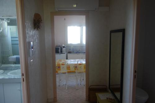 - une cuisine avec une table et un évier dans la chambre dans l'établissement Logement calme confortable climatisé, à Riscle