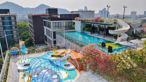 Бассейн в Balcony Courtyard Sriracha Hotel & Serviced Apartments или поблизости