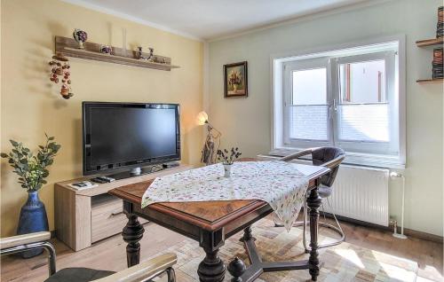 Μια τηλεόραση ή/και κέντρο ψυχαγωγίας στο Beautiful Home In Erfurt With Kitchen