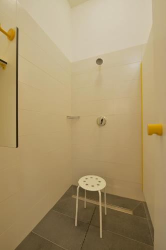 a small stool sits in the corner of a room at Townside Hostel Bremen in Bremen