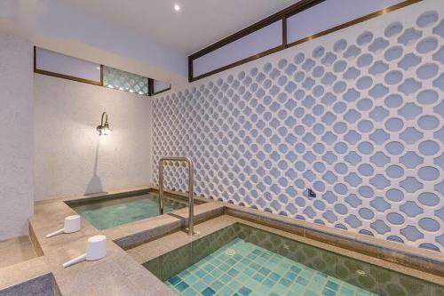 Бассейн в Balcony Courtyard Sriracha Hotel & Serviced Apartments или поблизости