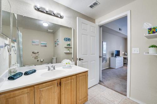 Ένα μπάνιο στο 14 Mi to Disney World Kissimmee Condo with Perks!