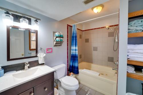 un bagno con vasca, lavandino e WC di Shared Pond and Trails Rosedale Cottage! a Rosedale