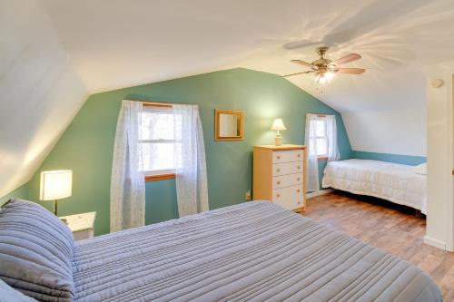 una camera da letto con due letti e un ventilatore a soffitto di Shared Pond and Trails Rosedale Cottage! a Rosedale