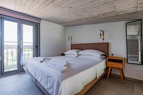 Postel nebo postele na pokoji v ubytování Irissa Suites