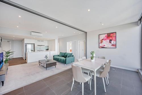 Gallery image of Deluxe 3b2b apt with waterfront and convenient facilities in Sydney