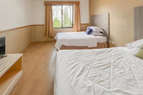 Postel nebo postele na pokoji v ubytování Urbanview Hotel D Calton Sukabumi