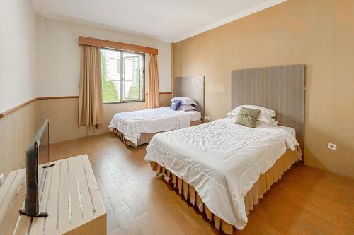 Postel nebo postele na pokoji v ubytování Urbanview Hotel D Calton Sukabumi