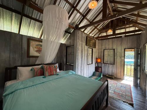 Кровать или кровати в номере GumbieVillage & FarmStay
