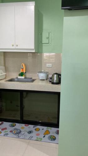 Kuchyň nebo kuchyňský kout v ubytování FACE Transient Rooms