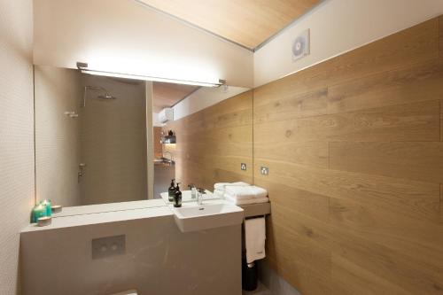 a bathroom with a sink and a mirror at Studio 367 in Tamworth