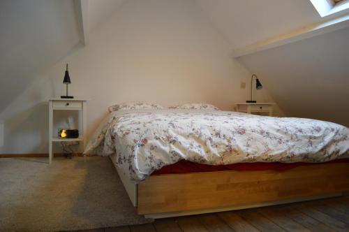 1 dormitorio con cama con edredón en Holiday Home Ipericus, en Ypres
