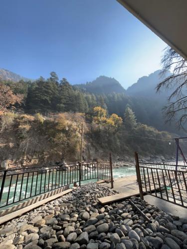 卡索尔HOM House of MannMauji Riverside kasol的从房子的阳台上看到的海景