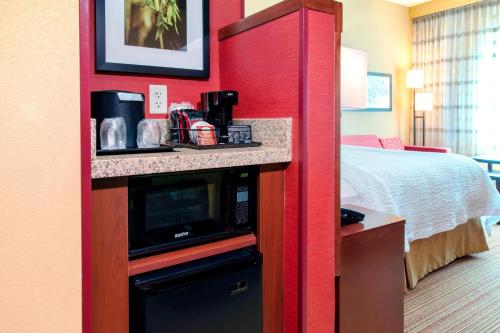 Kuchyň nebo kuchyňský kout v ubytování Courtyard by Marriott Miami Homestead