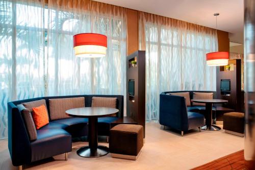 Posezení v ubytování Courtyard by Marriott Miami Homestead