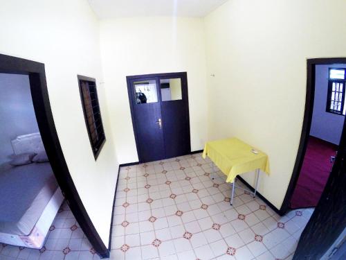 Ένα ή περισσότερα κρεβάτια σε δωμάτιο στο MW 46 Guest House Jogja