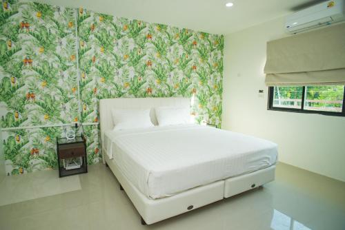 a bedroom with a bed with a floral wallpaper at Songbird Suites - Deluxe 2 Bedroom, 2 Bathroom Apt in Ban Khlong Haeng