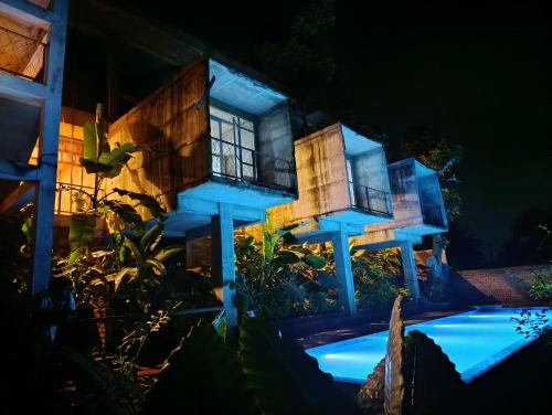 Kolam renang di atau dekat dengan Kandy Bird Villas