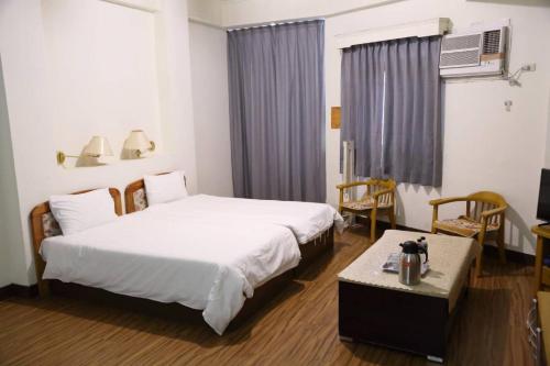 Postel nebo postele na pokoji v ubytování 金麗麗大飯店