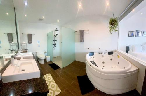 une salle de bain avec une baignoire, un lavabo et des toilettes dans l'établissement Casa Escondida Anilao Resort And Dive Center, à Mabini