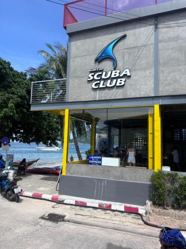 a seafood restaurant with a sign that reads scuba club at Scuba Square Hostel in Koh Tao