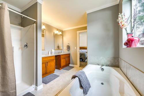 Un baño de Lakefront Gem with Deck and Grill in Shelton