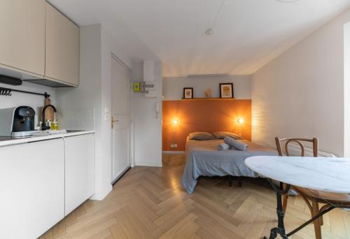 une chambre avec un lit et une table dans une pièce dans l'établissement Le Maréchal - Appartement cœur de ville avec vue, à Clermont-Ferrand