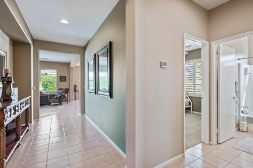 Koupelna v ubytování Pool & Spa Gated Community Walk to Festivals!