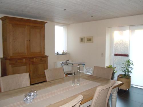 a kitchen and dining room with a table and chairs at B&B De Pepelinck in Denderwindeke