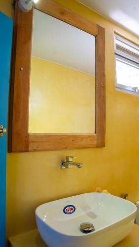 Bilik mandi di Blissful House Walk to Thalpe Beach & Natural Pool