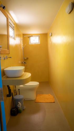 Bilik mandi di Blissful House Walk to Thalpe Beach & Natural Pool