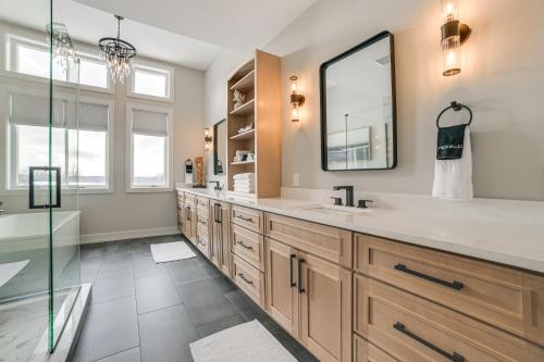 Koupelna v ubytování Shuttle to Ski Slopes! Hot Tub Haven in Boyne Mtn