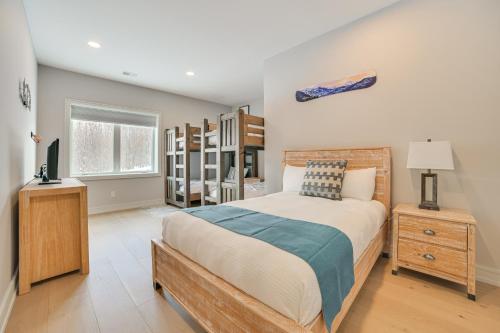 Postel nebo postele na pokoji v ubytování Shuttle to Ski Slopes! Hot Tub Haven in Boyne Mtn